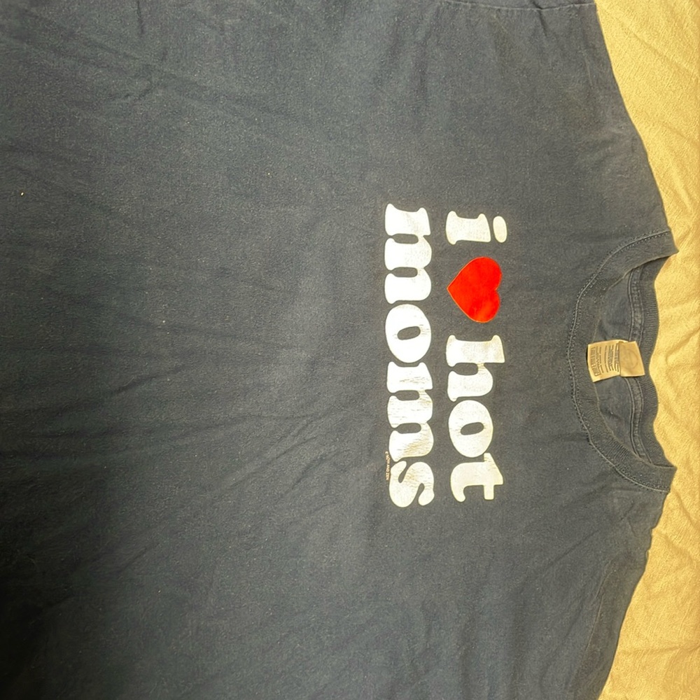 I heart hot moms graphic t shirt